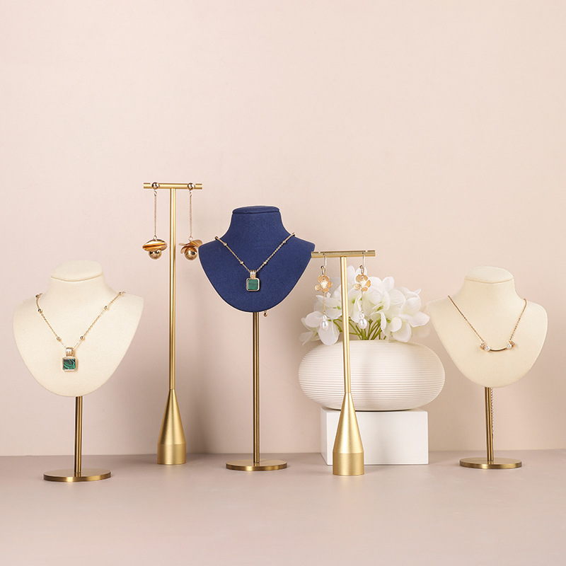 Luxury Velvet Jewelry Display  – Luxury Lifestyle Photography Bewertung und Preis